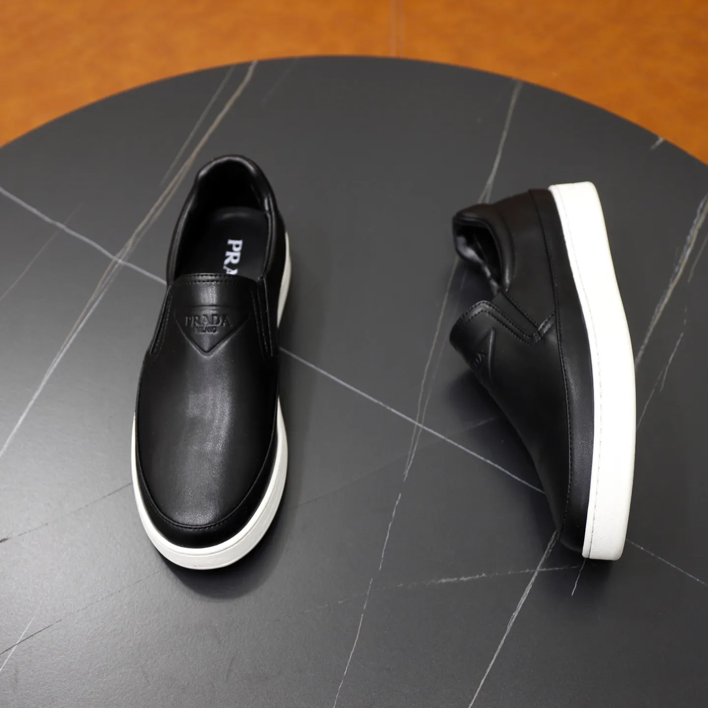 Ex-factory price: 420💰🙅‍♂️🙅‍♂️🙅‍♂️ Brand: PRADA Standard code: 38-44 (45 customized) Grade: Same as the official website Material: Original leather splicing, comfortable and breathable lining, original wear-resistant outsole Style category: Men's fashionable casual shoes, running shoes, noble luxury brand elements, top luxury Color: actual picture color
